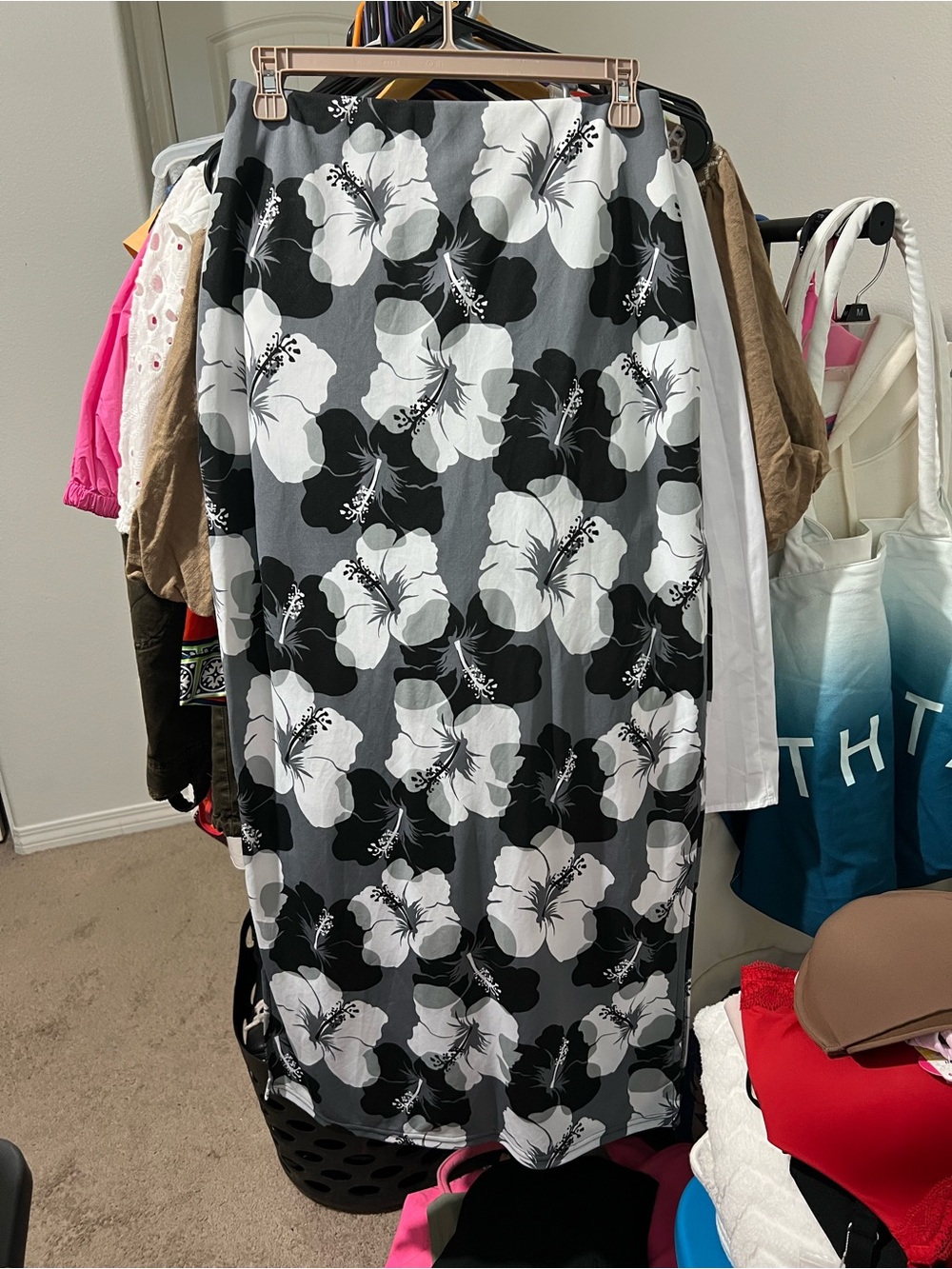 ENT Entrancy Black & White Floral Midi Skirt - Picture 4 of 10